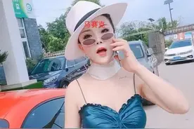 重庆保时捷帽子姐再亮相！还是那套贵妇装，气质拿捏死死地图片