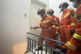 漯河14岁男孩闹情绪反锁房间3天3夜，消防破门后发现孩子在淡定看书图片