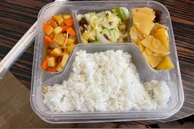 内蒙古扔掉免费午餐游客家属发声：不是故意浪费，老年人有忌口吃不了图片