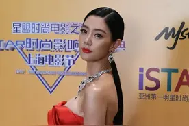 克拉拉穿"一片裙"凹造型，缎面衣料光滑感十足，凸显身材和气质图片