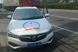 “马虎”司机挂反前后车牌，交警感叹从警多年第一次遇见图片
