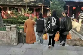 杨幂刘诗诗普陀山拜佛，两人早上6点开始打坐，被夸诚心拜佛图片