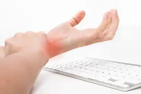 小伙经常做这个动作，手腕上长出“玻璃球”，一碰疼痛难忍图片