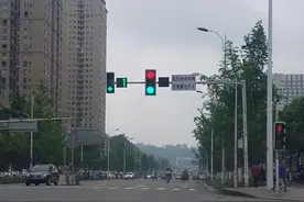 红灯20分钟还不变灯怎么办，直接开过去算违章吗？交警这样解释图片