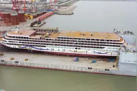 长江新一代高端邮轮在江苏海门成功下水图片