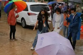 50岁闫妮到农村拍戏，素颜皮肤暗黄显老，共3位助理同行排场大图片