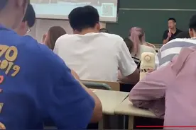 福建一狗子躺教室蹭空调睡觉，发现后被叫醒，网友：理解那种心情图片