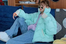 什么样的羽绒服更适合冬天穿？首选这4种颜色，太显白了图片