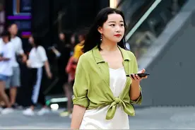 街拍：更多一份从容的粗高跟鞋美女图片