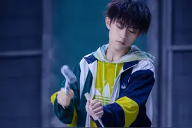 易烊千玺私服品味太高级！拼色运动外套搭配连帽卫衣，阳光又高级图片