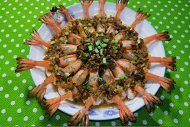 「蒜蓉大虾」的做法，色香味美，拿起虾尾一口咬下完美图片