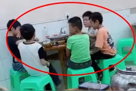 “最社会小学生”走红，5人一起下馆子，网友：哪位大哥结账？图片