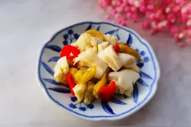花菜梗别扔掉，可以做成泡菜，酸爽开胃又下饭图片
