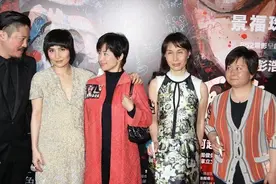 58岁何超琼剪短发真年轻！四姐妹同框她最靓，二妹笑眼像是睁不开图片