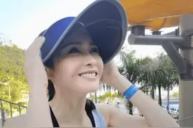 黎姿穿泳装自拍，还有直角肩少女腿，快50岁的老奶奶还这么漂亮图片
