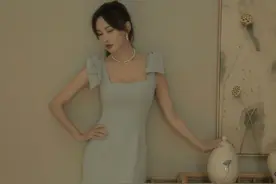 39岁莫小棋穿小一号裙子太大胆，侧边撕个“口子”，身材真抢眼图片