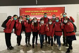 追光“最美的天使” | 以护卫生命的英姿，与病魔战斗图片