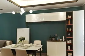 柜子不做到顶，过道窄选掩门，不会还真有人这么装吧？图片
