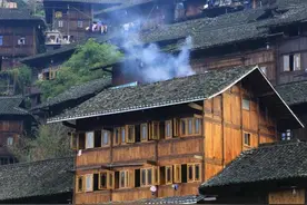 春节去苗寨旅游，苗族女孩给你一块“布”，为何不要钱也不能接？图片