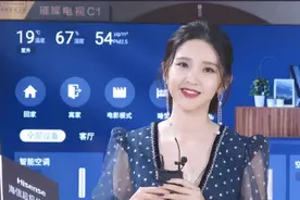 唐艺昕产后首直播，星空礼服深V开到腰，皮肤白嫩似剥壳鸡蛋赞爆图片