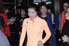 郭晶晶扎马尾接地气，身材不错腰超细，一条黑裤子轻松穿出大长腿图片