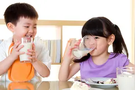 孩子睡前喝牛奶影响长个儿图片