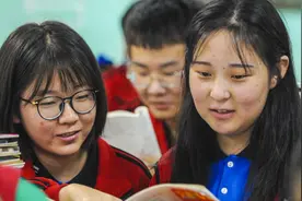 班主任“颜值太高”，导致家长恐慌不已：有必要给孩子换班吗？图片