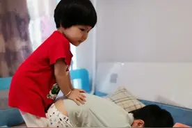 来，瞧瞧这个8岁小孩的定力和专注力图片