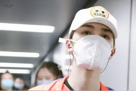 朱正廷白色棒球帽+橘色棒球服，亮眼帅气，今日份的橘子汽水男孩图片