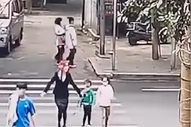 暖心！公交车礼让斑马线 两位小女孩鞠躬感谢视频封面