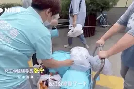 又是别人家的！一高校辅导员点外卖，请毕业生吃散伙饭图片