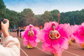 辽宁一高中运动会开幕式走红，看到学生穿婚纱表演，家长不淡定了图片