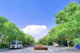湖北超“壕”大学：上床下桌四人间、独立卫浴，坐拥11个食堂，校车覆盖全校！图片