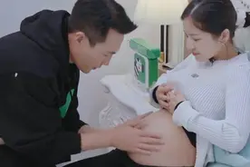 杜淳陪老婆坐月子瘦7斤，大秀腹肌自我感觉良好，评论却翻车了图片