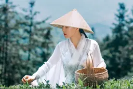 河南健身女神刘叶琳，白衣赤脚化身采茶女，有几分李子柒的味道图片