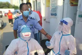 父爱如山！隔着防护服，漯河保安父亲还是一眼认出了医生儿子图片