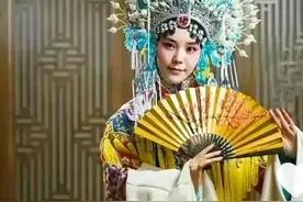 熊某卖瓷器之路不易，你是否支持她直播带货？预测前景收益如何？图片