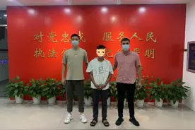 扮完“舅妈”又假扮“警察”！男子与亲舅舅“谈恋爱”，骗取其100多万图片