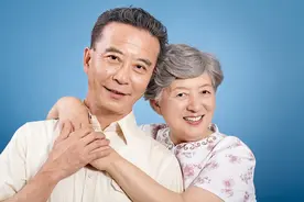我57岁那年娶了26岁的她，结婚15年来，被她折磨得够呛图片