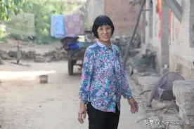 她3岁时母亲去世，5岁被领养，养母今年95岁，看她怎么报答养母的图片