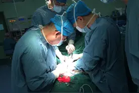 青岛市立医院多学科联合切除巨大骶骨脊索瘤 让老人告别排便困难图片