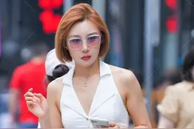 牛仔裤加上开叉设计，清凉透气又飘逸，简单搭配就能提升时尚感图片