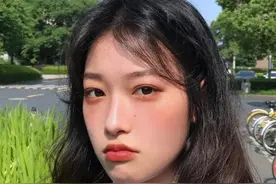 揭秘高中美女同桌的那些不经意动作，答案却是喜欢你的症状图片