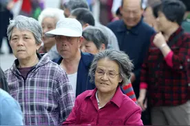 为何有些老人领着高额退休金，还四处打工？三位六旬老人说出实情图片