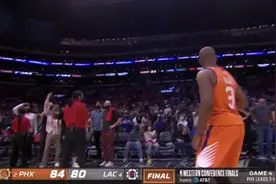 快船1-3！鲍尔默低头，乔治又脸黑，保罗光脚庆祝，太阳决赛稳了图片