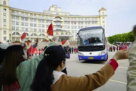 组图：武汉欢送上海援汉医疗队400余名英雄返程图片