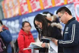 “公务员”VS“研究生”，两者之间差距很大，学生选择前需三思图片