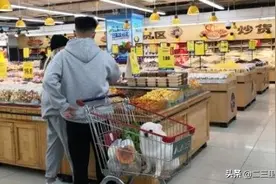 西安市民将宠物放购物车上逛超市，这样合适吗？图片