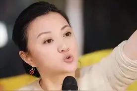 47岁金玉婷近照发福认不出，头发泛白显老态，与老公恩爱近十年图片