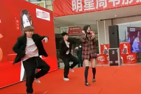 “宅男女神”周韦彤走穴商演捞金，黑丝袜秀电线腿，户外卖力唱跳图片